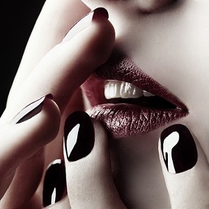 ausgefallener schmuck in schwarz-weiss