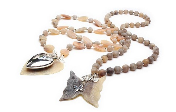 Halskette mit Herzanhänger und Schmetterlingsanhänger